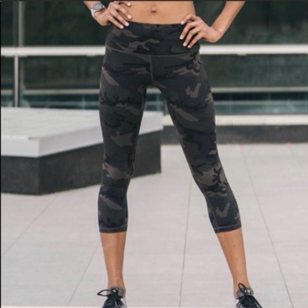 ZYIA Forest Camo Luxe Hi-Rise Capri 20” 8-10
Green Camouflage Crop Activewear